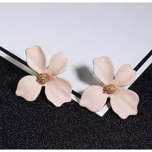 Load image into Gallery viewer, Flower Studs
